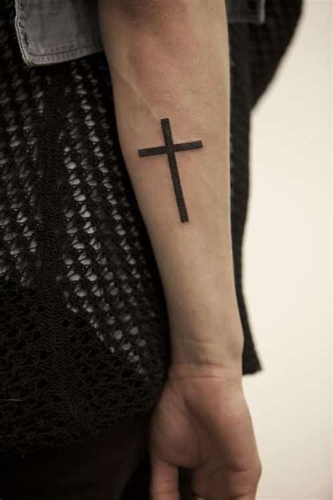 cruz en el antebrazo|Qué significan los tatuajes de cruces: la interpretación。